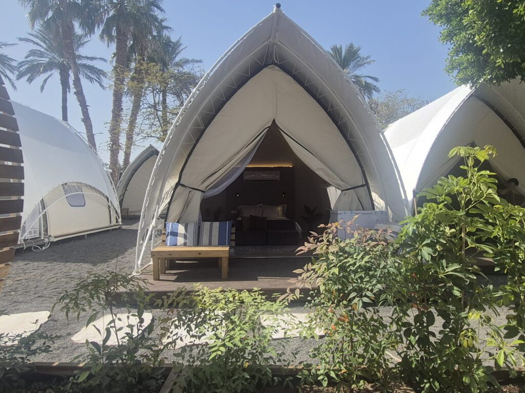 תמונה לתוך האוהל